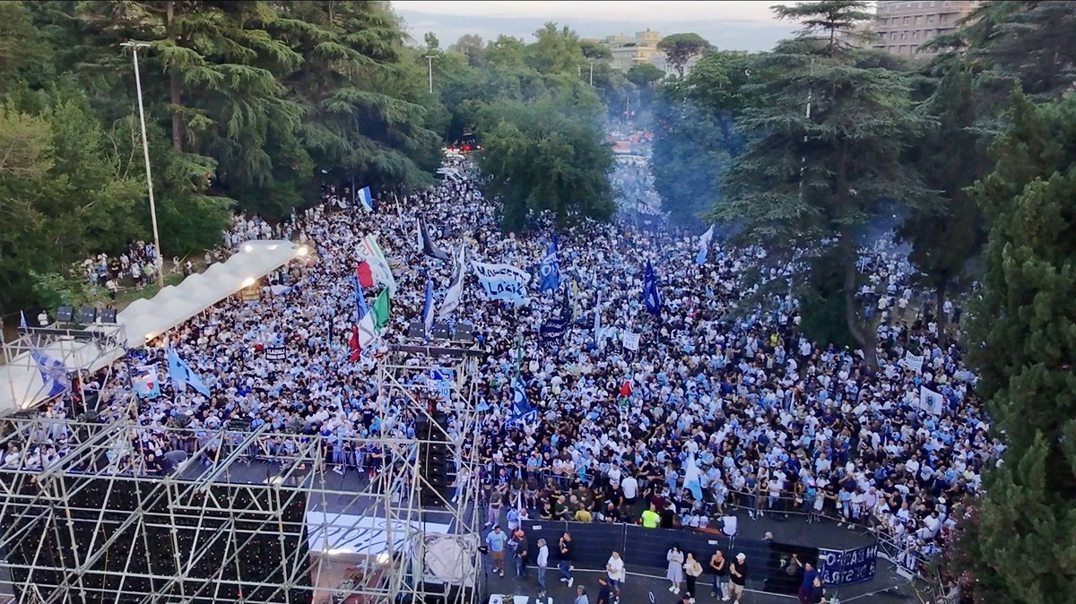 BrigataLazio's tweet photo. Caldo torrido, traffico, giorno lavorativo.
Tutto questo non ha fermato gli oltre 25 mila Laziali presenti. Cos’è l’amore incondizionato? La giornata di ieri.

SE I LAZIALI SONO UNITI, NON SARANNO MAI SCONFITTI

#lazio #curvanord #lotito #manifestazione #roma https://t.co/BnZgAAtoYx