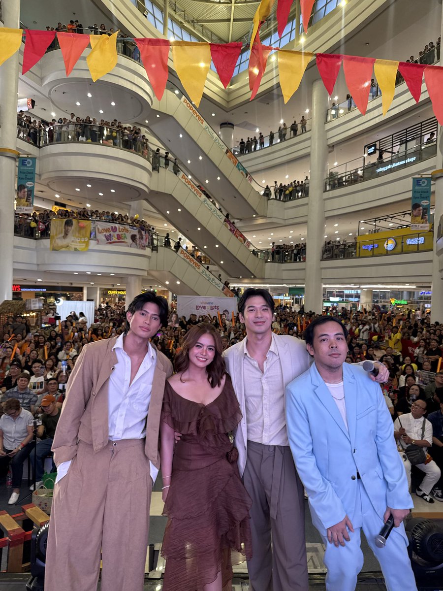 StudioVivaPH's tweet photo. The love is overflowing! 🥹💛 WilBea, Direk Victor, and Migo—all in one frame! ✨

Love U Lots Grand Media Conference is happening now here at Robinsons Place Manila!  

LOVE U LOTS this July 24 streaming only on Viva One.

#LoveULots
#BeaBinene
#WilbertRoss
#WilBea
#StudioViva https://t.co/rv81Mdd9pm