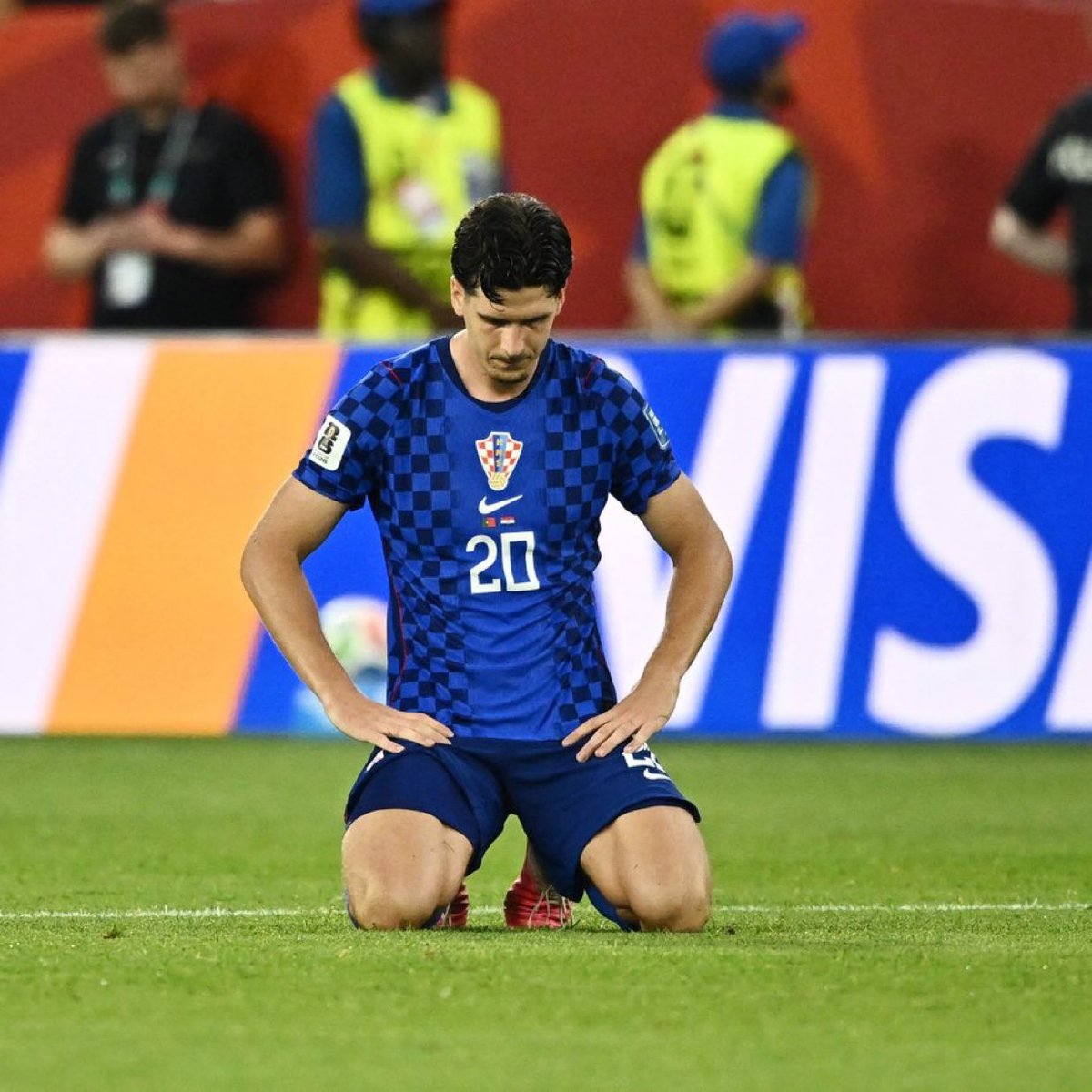 DataFutebol's tweet photo. Igor Matanovic, jogador da Croácia que cabeceou a bola no gol anulado contra Portugal.

“Para ser honesto, senti um leve contato (da bola) com o meu cabelo. Perguntei ao árbitro, que não estava seguro em dizer que havia tocado, mas ele me disse que a bola tem um chip e que houve um contato leve, e que era impedimento”