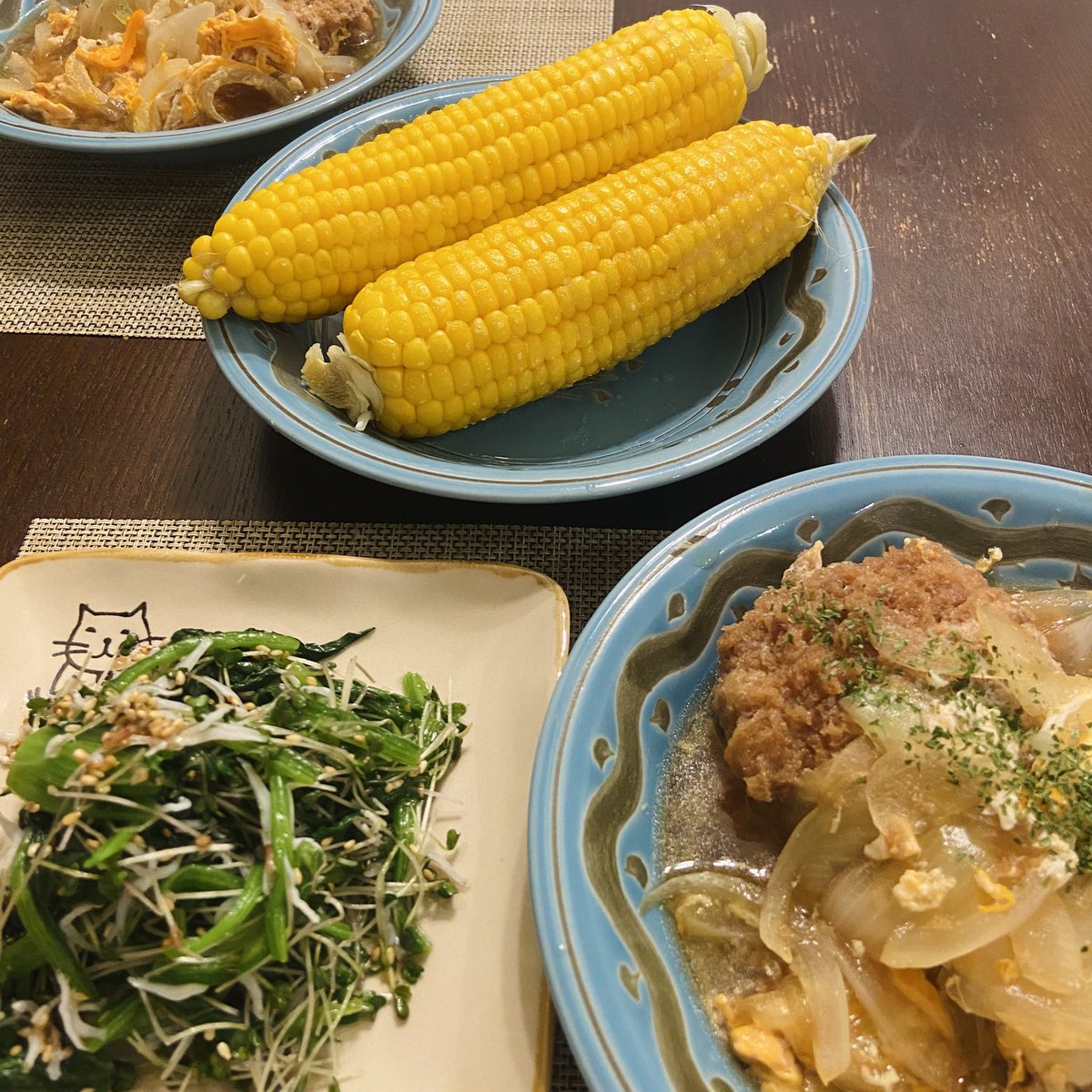 daaburrell's tweet photo. とうもろこし、お袋は蒸してた。嫁は茹で。今シーズンから電子レンジに変えたんだけど、1番美味いね、電子レンジ！水っぽくならないし。
お疲れー。
#とうもろこし https://t.co/kDJNPZ1Ig6