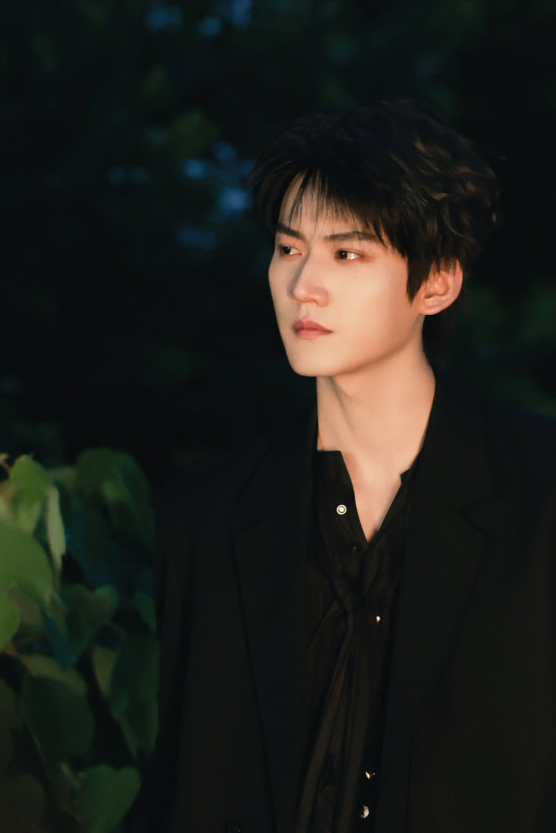 yezieun's tweet photo. MAHA DAHSYAT ZHOU KEYU DENGAN KEMEJA HITAM https://t.co/7dTlGNLIll