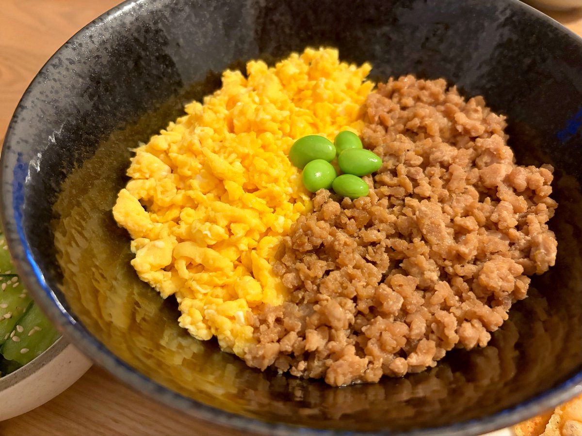 _________m89's tweet photo. 今日の夜ごはん、そぼろ丼
今回は鶏肉で作った
華金でおつまみのリクエスト
残り物でパリパリチーズも追加 https://t.co/67F95kh9fo