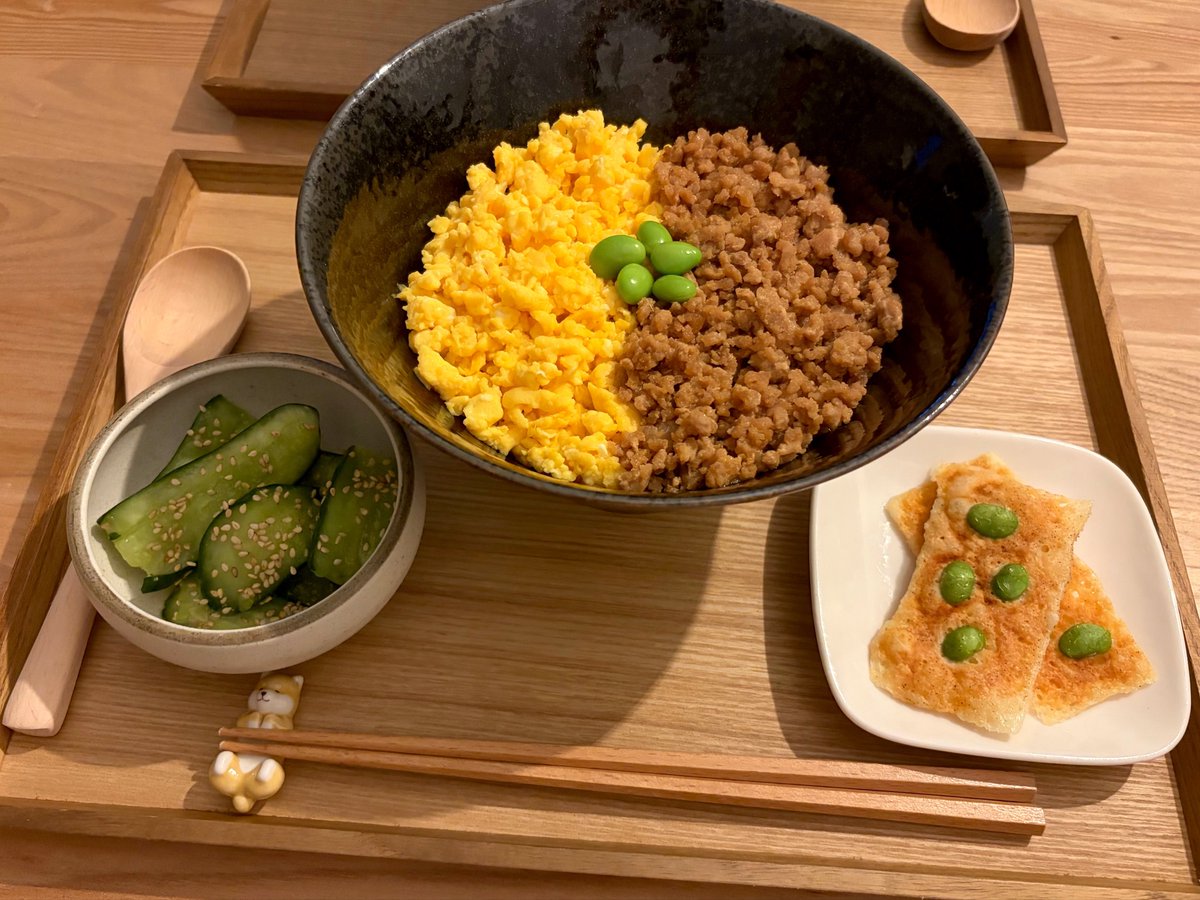 _________m89's tweet photo. 今日の夜ごはん、そぼろ丼
今回は鶏肉で作った
華金でおつまみのリクエスト
残り物でパリパリチーズも追加 https://t.co/67F95kh9fo