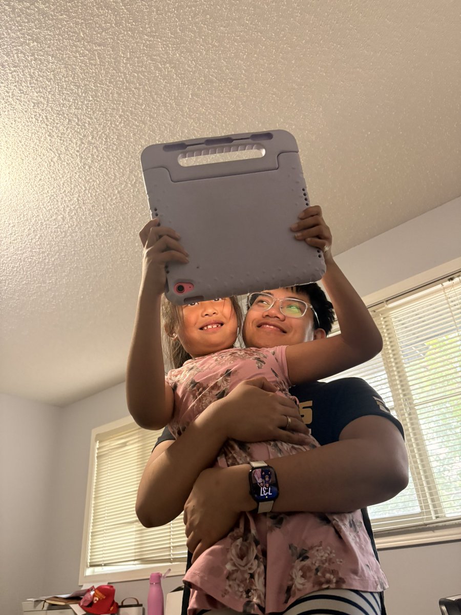 zxcroyce's tweet photo. Venellope: daddy, let's take a picture.
Rei: sige halika dito.
Venellope: ok. hug me and smile.
Rei: hanep oh tignan mo to oh. Napaka clingy e dapat nahug pa ako. 😂

HAHAHAHAHAHAHAHA😂 https://t.co/D4JMYGqjws