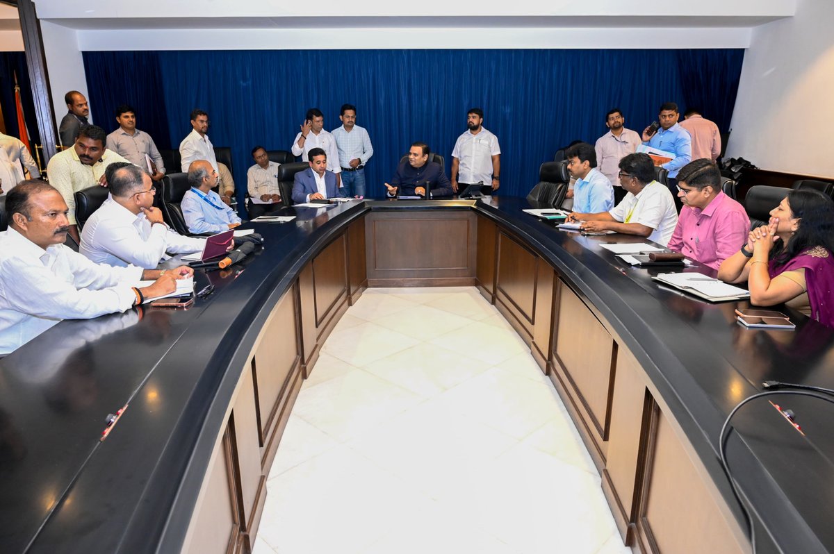 NiteshNRane's tweet photo. मुंबईतील ससून डॉकचे नूतनीकरण तसेच ससून डॉक परिसरातील बीपीटीच्या अखत्यारीतील गोडाऊनसंदर्भात आणि राज्यातील मासेमारी बंदीचा कालावधी १ जून ते ३१ जुलै ऐवजी १५ ऑगस्टपर्यंत वाढविण्याच्या निर्णयासंदर्भात आज विधानसभा अध्यक्ष श्री. राहुल नार्वेकर यांच्या विधानभवनातील दालनात बैठक पार पडली.

बैठकीस मत्स्यआयुक्त तथा महाराष्ट्र सागरी मंडळाचे मुख्य कार्यकारी अधिकारी श्री.पी.प्रदीप, मत्स्योद्योग महामंडळाचे व्यवस्थापकीय संचालक प्रकाश खपले व संबंधित अधिकारी उपस्थित होते.

@CMOMaharashtra @Dev_Fadnavis @rahulnarwekar