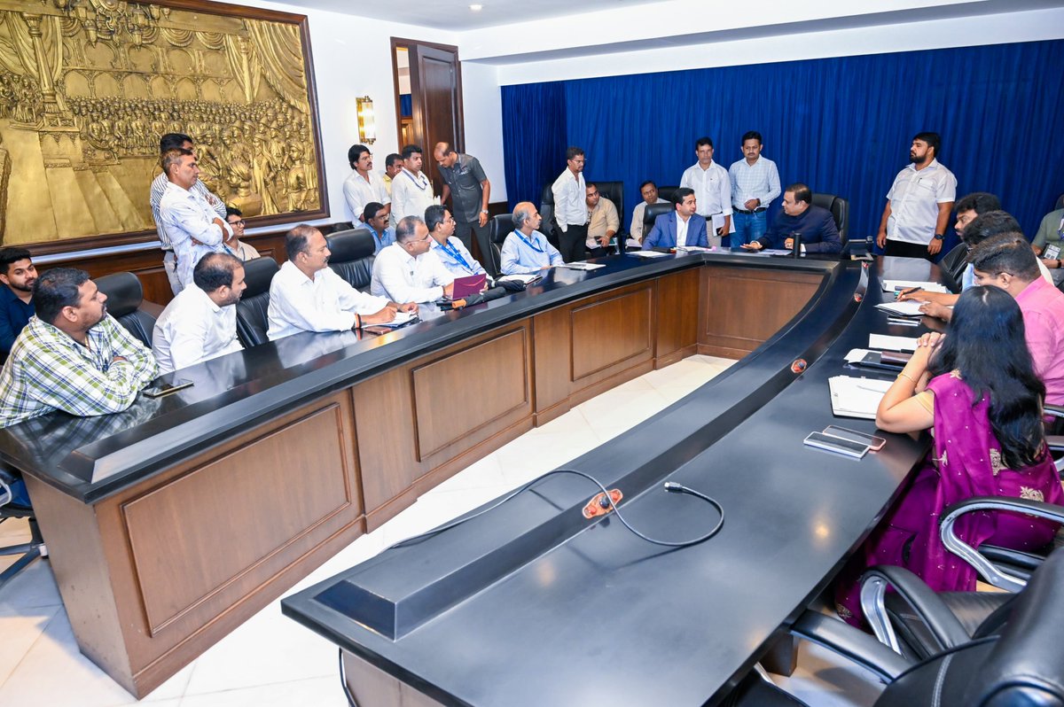 NiteshNRane's tweet photo. मुंबईतील ससून डॉकचे नूतनीकरण तसेच ससून डॉक परिसरातील बीपीटीच्या अखत्यारीतील गोडाऊनसंदर्भात आणि राज्यातील मासेमारी बंदीचा कालावधी १ जून ते ३१ जुलै ऐवजी १५ ऑगस्टपर्यंत वाढविण्याच्या निर्णयासंदर्भात आज विधानसभा अध्यक्ष श्री. राहुल नार्वेकर यांच्या विधानभवनातील दालनात बैठक पार पडली.

बैठकीस मत्स्यआयुक्त तथा महाराष्ट्र सागरी मंडळाचे मुख्य कार्यकारी अधिकारी श्री.पी.प्रदीप, मत्स्योद्योग महामंडळाचे व्यवस्थापकीय संचालक प्रकाश खपले व संबंधित अधिकारी उपस्थित होते.

@CMOMaharashtra @Dev_Fadnavis @rahulnarwekar
