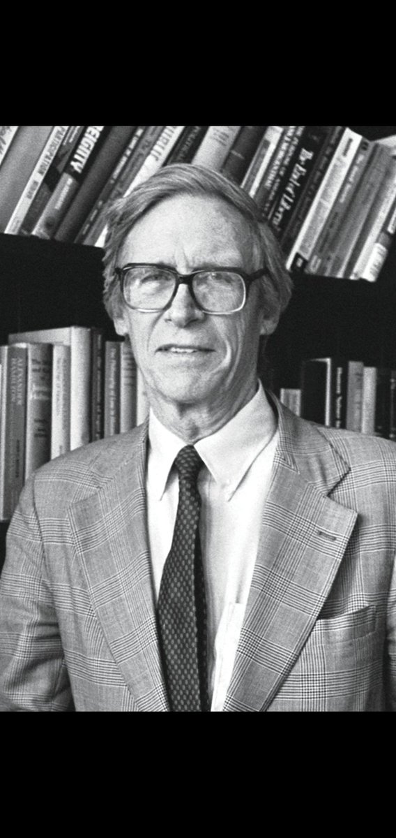 23Rapp's tweet photo. Lecciones sobre la historia de la filosofía política: de John Rawls a Ronald Dworkin

John Rawls y Ronald Dworkin son dos figuras centrales del liberalismo igualitario del siglo XX. Rawls revitalizó la filosofía política normativa con su obra Teoría de la Justicia (1971), y Dworkin la enriqueció y criticó desde la filosofía del derecho y la teoría de la igualdad.
 A continuación, un resumen:

 Lección 1: Contexto histórico y el renacimiento liberal
Tras la Segunda Guerra Mundial y el auge del utilitarismo y el positivismo jurídico, la filosofía política normativa parecía en declive. Rawls, influido por el contractualismo clásico (Locke, Rousseau, Kant), buscó fundamentar una sociedad democrática justa en principios imparciales, alejándose del utilitarismo (que prioriza la maximización del bienestar agregado, a menudo sacrificando al individuo).

Dworkin, más centrado en el derecho y la moral, continuó esta tradición pero enfatizó los derechos individuales como "triunfos" frente a las decisiones mayoritarias o colectivas ("Taking Rights Seriously", 1977). Ambos responden a desafíos como la desigualdad, el pluralismo y el rol del Estado en democracias modernas.

Lección 2: John Rawls – Justicia como equidad (imparcialidad)
Rawls propone reconstruir el contrato social mediante un experimento mental: la posición original detrás de un velo de ignorancia. Las personas racionales, libres e iguales, ignoran su posición social, talentos, riqueza, género, etc., para elegir principios imparciales.

Los dos principios de justicia (en orden lexicográfico: el primero tiene prioridad):
1. Principio de libertad: Cada persona tiene derecho a un sistema igual de libertades básicas (expresión, conciencia, voto, etc.) compatible con el mismo para todos.
2. Principio de diferencia (o igualdad): Las desigualdades sociales y económicas solo se justifican si benefician a los más desfavorecidos (y están ligadas a posiciones abiertas a todos bajo igualdad de oportunidades).

Rawls se centra en la estructura básica de la sociedad (instituciones principales: constitución, economía, familia). 
Su teoría es deontológica: la justicia no se mide por resultados agregados, sino por el respeto a principios imparciales. En obras posteriores como Liberalismo Político (1993) y Justicia como Equidad (2001), enfatiza el "consenso superpuesto" en sociedades pluralistas, separando la justicia política de doctrinas comprehensivas (religiosas o filosóficas).

Fortalezas: Ofrece una alternativa liberal al utilitarismo y al libertarismo (ej. Nozick).  
Críticas: El velo de ignorancia es demasiado abstracto; subestima la responsabilidad individual y las diferencias culturales.

Lección 3: Ronald Dworkin – Igualdad, derechos y comunidad liberal
Dworkin admira a Rawls pero lo critica por insuficiencias en la igualdad y el rol del derecho. Su obra clave en teoría política es Sovereign Virtue: The Theory and Practice of Equality (2000), donde defiende que la igualdad es la virtud soberana de la democracia: el gobierno debe tratar a todos con igual respeto y preocupación.

Igualdad de recursos (frente a igualdad de bienestar):
- Las personas son responsables de sus elecciones (ambiciones), pero no de su suerte bruta (talentos naturales, circunstancias).
- Propone un modelo de subasta hipotética y seguros para compensar desigualdades inmerecidas, asegurando que cada uno tenga recursos equivalentes para perseguir su concepción del bien.
- Distingue "opciones" (responsabilidad personal) de "circunstancias" (que el Estado debe neutralizar).

En teoría del derecho (Law's Empire, etc.), Dworkin ve el derecho como práctica interpretiva ("derecho como integridad"): los jueces deben interpretar el ordenamiento jurídico de manera coherente con principios morales y políticos (justicia, equidad, debido proceso), buscando la "respuesta correcta" en casos difíciles. Los derechos son principios morales que limitan a la mayoría.

Dworkin influyó en debates sobre salud, financiamiento de