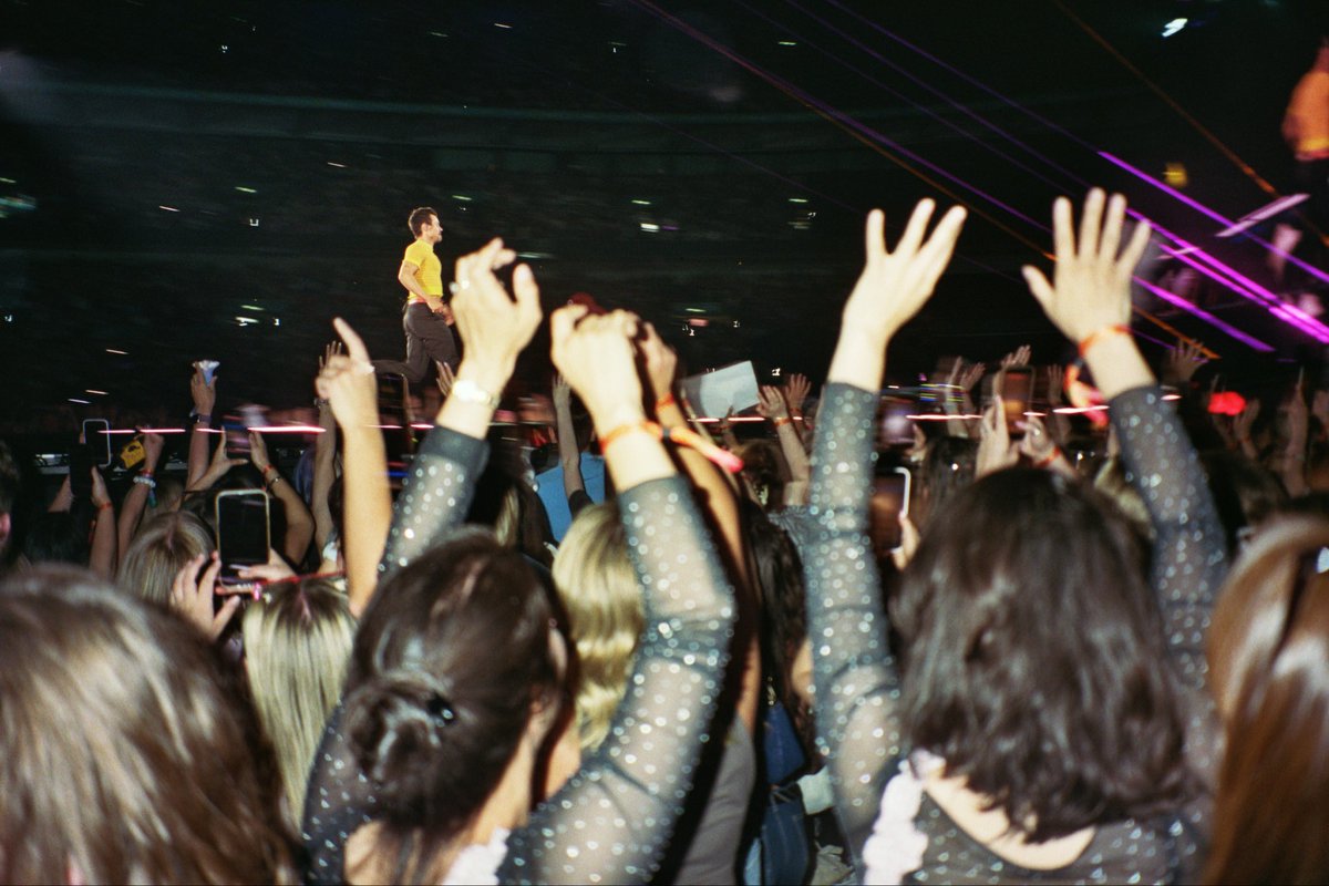 alexssplaylist's tweet photo. Always took my own film camera to the shows but would like to be the photographer occasionally for tonight PRETTY PLEASE (will be kiss pod, in a tie and great mood) @HSHQ https://t.co/r8XFYpfcdl