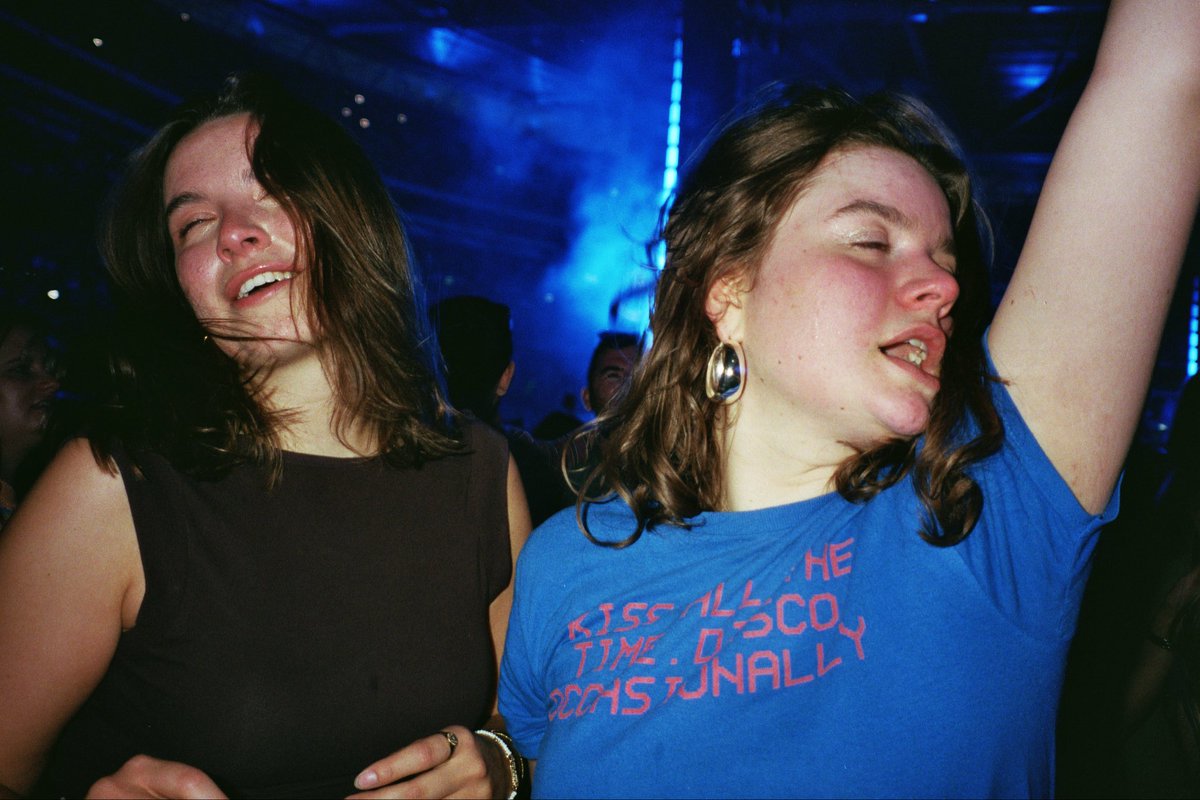 alexssplaylist's tweet photo. Always took my own film camera to the shows but would like to be the photographer occasionally for tonight PRETTY PLEASE (will be kiss pod, in a tie and great mood) @HSHQ https://t.co/r8XFYpfcdl