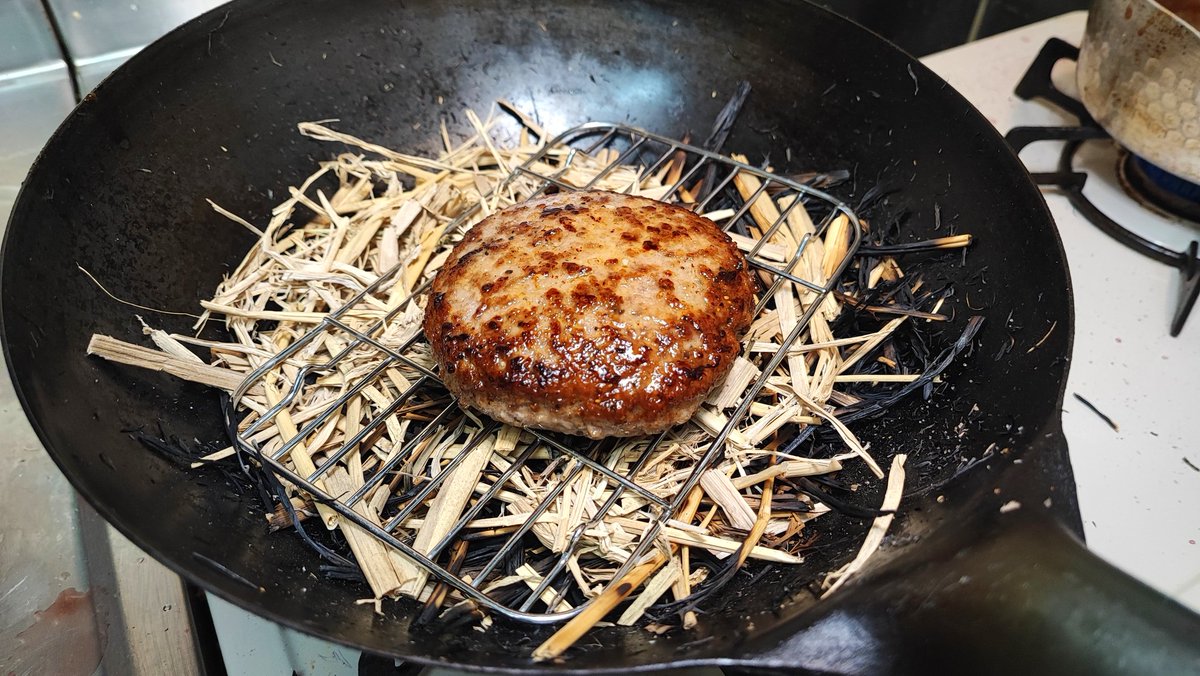 makura_1989's tweet photo. 藁焼きハンバーグに可能性を感じないか？ https://t.co/pwDvMp8PT0