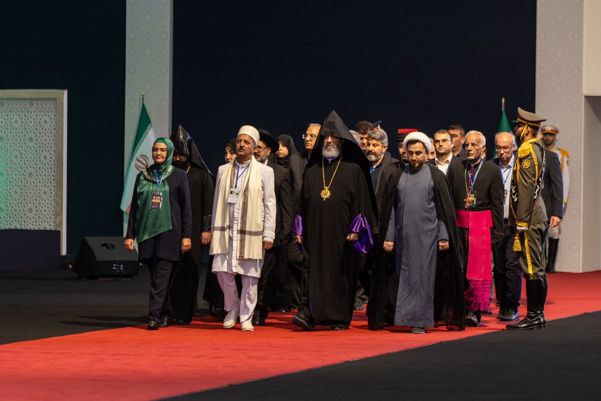 tkislakci's tweet photo. ABD/İsrail saldırılarında hayatını kaybeden İran’ın Dini Lideri Ayetullah Ali Hamaney için başkent Tahran’da kılınan cenaze namazına dünyanın birçok ülkesinden siyasi ve dinî liderler katıldı.Türkiye’yi temsilen Cumhurbaşkanı Yardımcısı Cevdet Yılmaz cenaze törenine iştirak etti. https://t.co/sq1SeBEFve