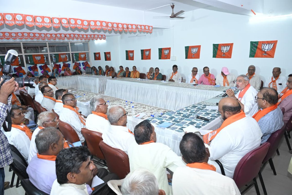 TheYadavPrince's tweet photo. પ્રદેશ અધ્યક્ષ શ્રી @iJagdishBJP જી એ આજે શહેરા વિધાનસભાના પ્રવાસ દરમિયાન વરિષ્ઠ આગેવાનો સાથે બેઠક યોજી અને તેમની સાથે સંવાદ સાધ્યો.
#One_Day_One_Assembly https://t.co/ViuSWdYsuX