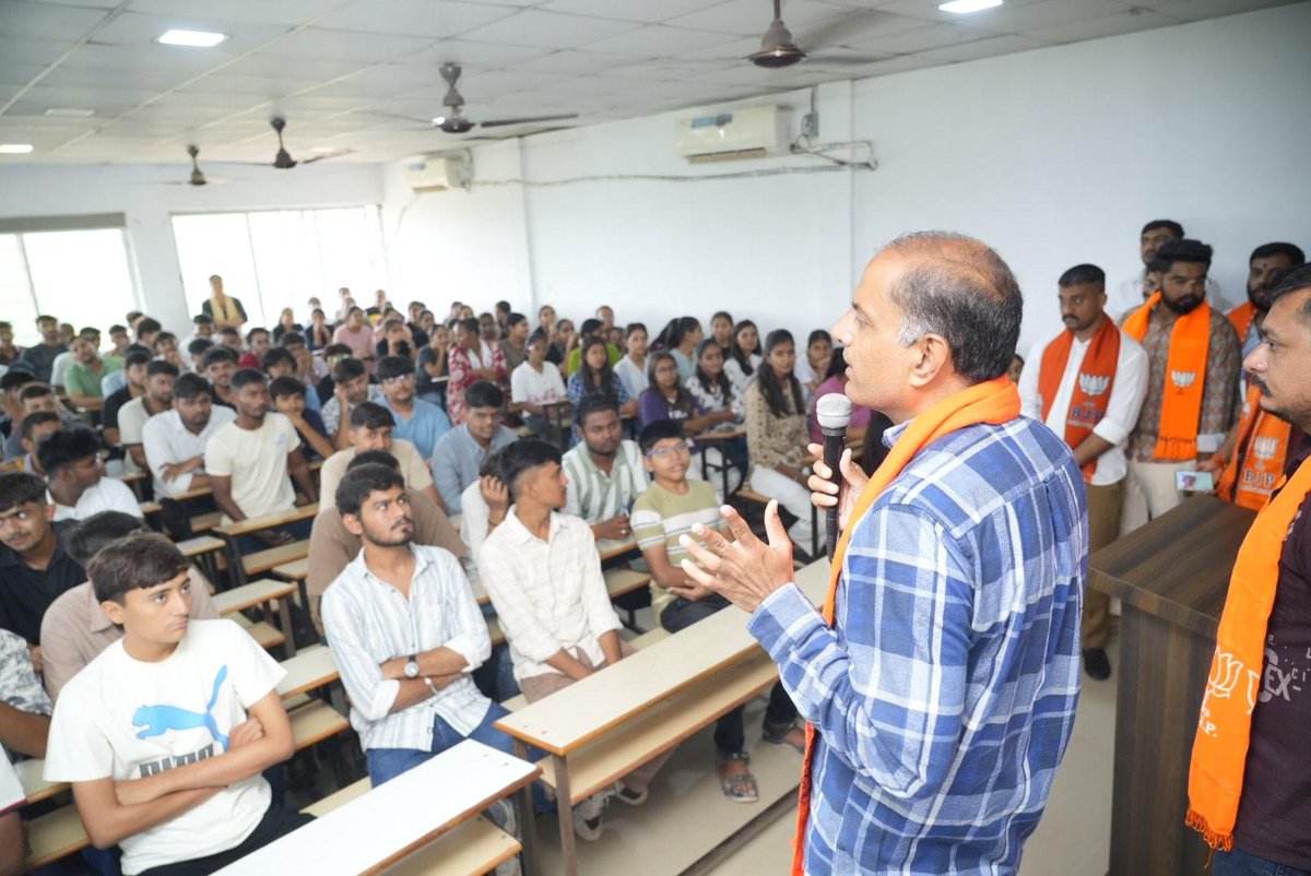 Ashishdavebjp's tweet photo. માનનીય કેન્દ્���ીય ગૃહ અને સહકારિતા મંત્રી શ્રી @AmitShah સાહેબના માર્ગદર્શન હેઠળ ગાંધીનગર લોકસભાને હરિયાળી લોકસભા બનાવવાના સંકલ્પને સાકાર કરવા આગામી તા. 12 જુલાઈના રોજ યોજાનારા ભવ્ય સામૂહિક વૃક્ષારોપણ મહાઅભિયાનના ભાગરૂપે આજે નવગુજરાત કોમર્સ કોલેજ ખાતે વિદ્યાર્થીઓને પર્યાવરણ સંરક્ષણના આ મહાઅભિયાનમાં ઉત્સાહભેર જોડાવા અપીલ કરવામાં આવી તેમજ QR કોડ મારફતે સ્થળ પર જ નોંધણી કરાવી વધુમાં વધુ યુવાનોને આ અભિયાનમાં સહભાગી બનવા પ્રેરિત કરવામાં આવ્યા.

https://t.co/zgyo41KaX3

#GreenGandhinagar_Loksabha
