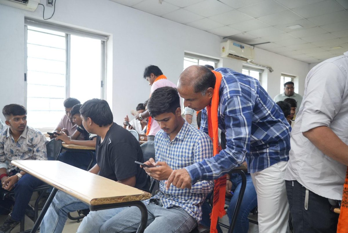 Ashishdavebjp's tweet photo. માનનીય કેન્દ્���ીય ગૃહ અને સહકારિતા મંત્રી શ્રી @AmitShah સાહેબના માર્ગદર્શન હેઠળ ગાંધીનગર લોકસભાને હરિયાળી લોકસભા બનાવવાના સંકલ્પને સાકાર કરવા આગામી તા. 12 જુલાઈના રોજ યોજાનારા ભવ્ય સામૂહિક વૃક્ષારોપણ મહાઅભિયાનના ભાગરૂપે આજે નવગુજરાત કોમર્સ કોલેજ ખાતે વિદ્યાર્થીઓને પર્યાવરણ સંરક્ષણના આ મહાઅભિયાનમાં ઉત્સાહભેર જોડાવા અપીલ કરવામાં આવી તેમજ QR કોડ મારફતે સ્થળ પર જ નોંધણી કરાવી વધુમાં વધુ યુવાનોને આ અભિયાનમાં સહભાગી બનવા પ્રેરિત કરવામાં આવ્યા.

https://t.co/zgyo41KaX3

#GreenGandhinagar_Loksabha