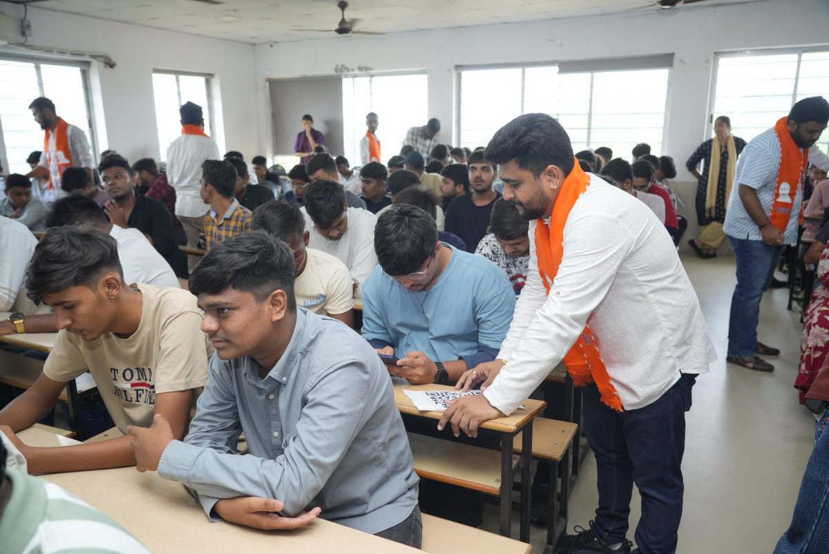 Ashishdavebjp's tweet photo. માનનીય કેન્દ્���ીય ગૃહ અને સહકારિતા મંત્રી શ્રી @AmitShah સાહેબના માર્ગદર્શન હેઠળ ગાંધીનગર લોકસભાને હરિયાળી લોકસભા બનાવવાના સંકલ્પને સાકાર કરવા આગામી તા. 12 જુલાઈના રોજ યોજાનારા ભવ્ય સામૂહિક વૃક્ષારોપણ મહાઅભિયાનના ભાગરૂપે આજે નવગુજરાત કોમર્સ કોલેજ ખાતે વિદ્યાર્થીઓને પર્યાવરણ સંરક્ષણના આ મહાઅભિયાનમાં ઉત્સાહભેર જોડાવા અપીલ કરવામાં આવી તેમજ QR કોડ મારફતે સ્થળ પર જ નોંધણી કરાવી વધુમાં વધુ યુવાનોને આ અભિયાનમાં સહભાગી બનવા પ્રેરિત કરવામાં આવ્યા.

https://t.co/zgyo41KaX3

#GreenGandhinagar_Loksabha