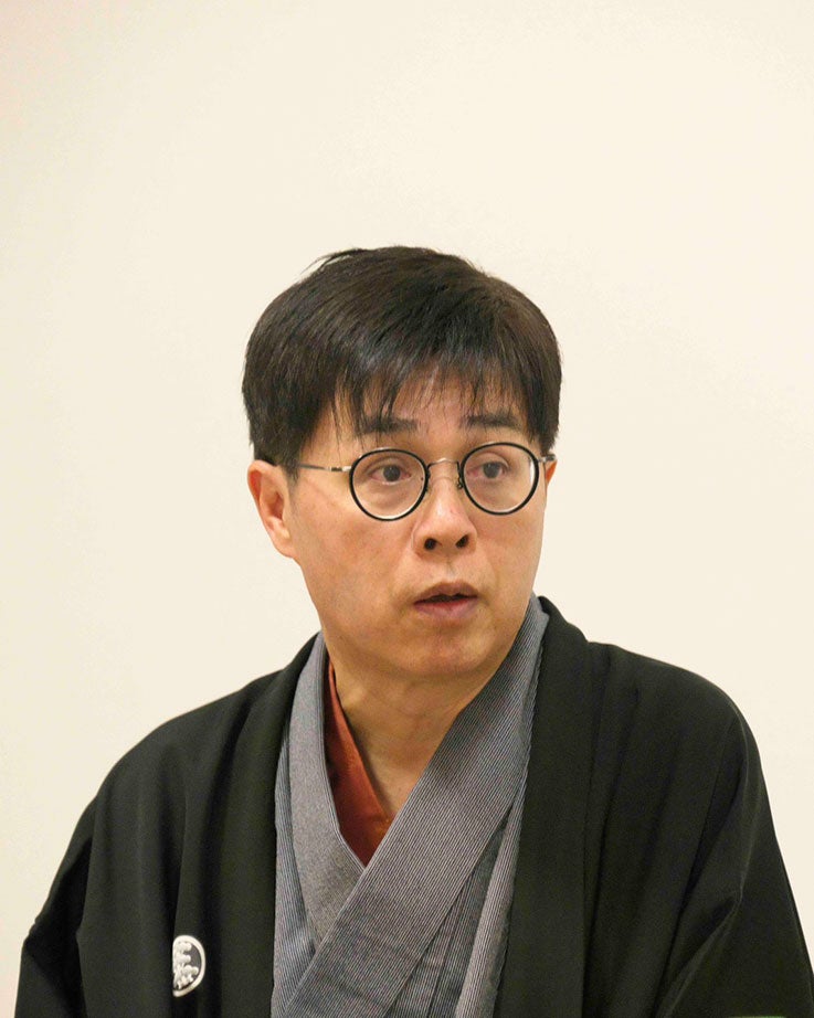 modelpress's tweet photo. ヒカル「立川さぎ志」として落語家デビュー決定
立川志らくの「客分の弟子」に

明治座で初公演開催へ✨
「目指すは武道館」

📝8月3日開催
https://t.co/hKw3cWozqq

2人は、SNS上での「タモリ論争」を経て緊急対談を実施した。そこで志らくはヒカルの持つ喋りの才覚を絶賛。その後、志らくの落語を鑑賞したヒカルも落語の奥深さに魅了され、LINEで弟子入りを直談判した。志らくは「批判は当然ながらあります」としつつ「滅亡に向かう落語界を救うひとつになる事だと信じています」と期待を寄せ、ヒカルは「『本物の芸』を目の当たりにして、自分もここで挑戦したいと確信」と決意を伝えている。