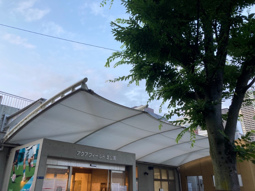 ichiwx's tweet photo. 水温28度って昼に聞いて、夕方空がまだ明るいのを見て芝プーへ。
水泳続けてて本当に良かった。
19時から19時半の30分、都会の真ん中で空の色が移り変わる中、ゆったり水の中を滑る感覚が最高。今日は人が少なめ？遊泳レーン以外でも50mをまっすぐ泳げた。こんなチャンスを掴めるなんて幸せ。 https://t.co/4rPfjamlve