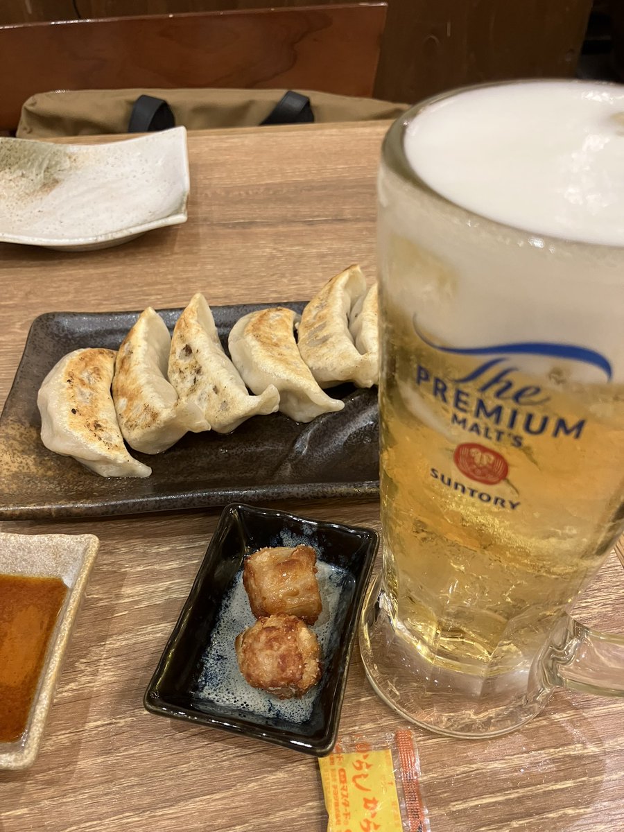 gil_maruque's tweet photo. 初週3日間なんとか仕事乗り越えられたので、呑みに来てます。ボーナスもありがたいことに頂きました、本当にありがとうございます。
ただし、赤字には変わらないので、できる限り節約致します…。 https://t.co/xOZCIB0gF5