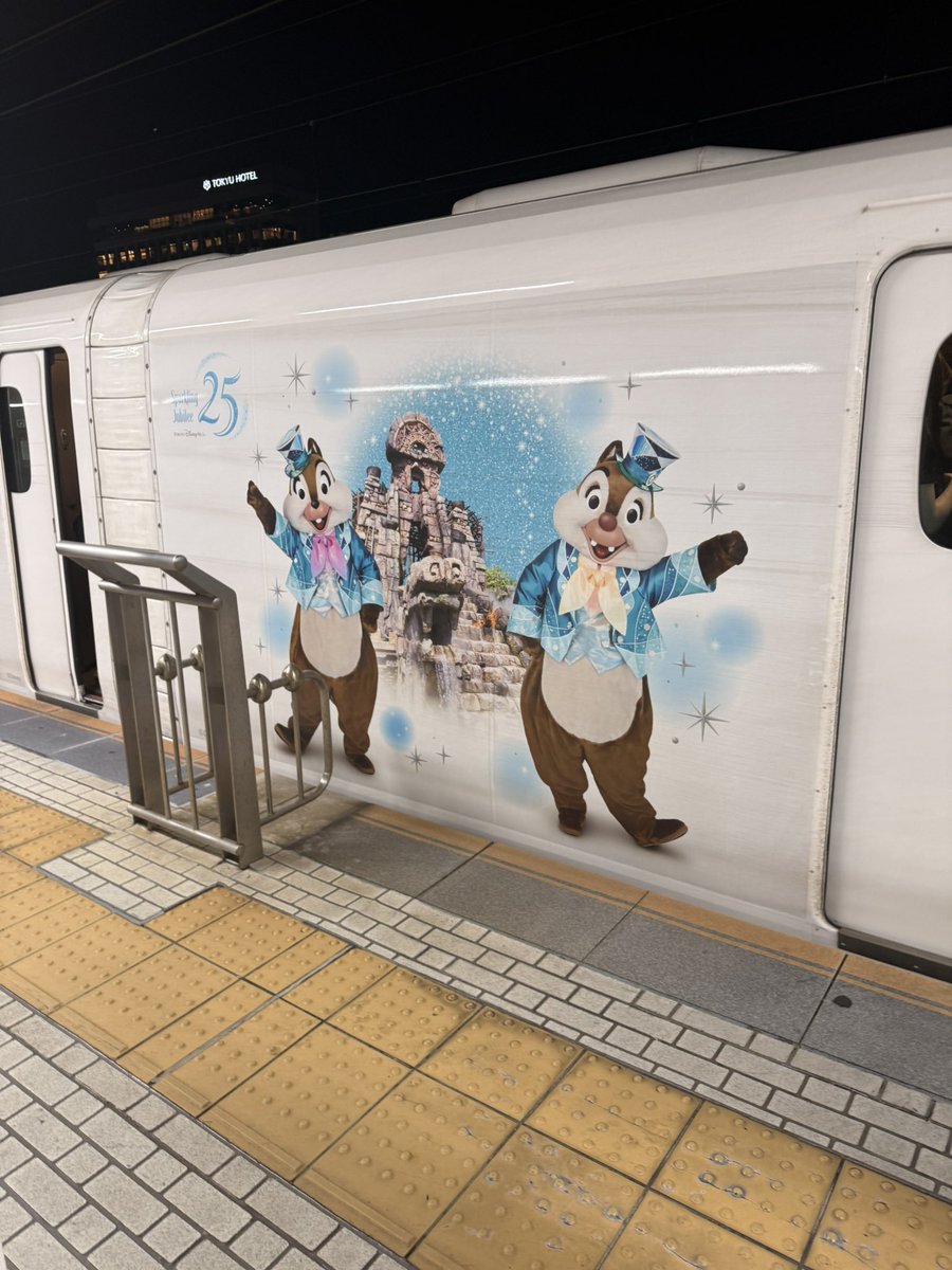 b03n16's tweet photo. 仕事終わりで1番早く乗れる新幹線がディズニーになってると高確率で人多いんだよね
可愛いからギリ許せるけど https://t.co/tzdSQP1GGL