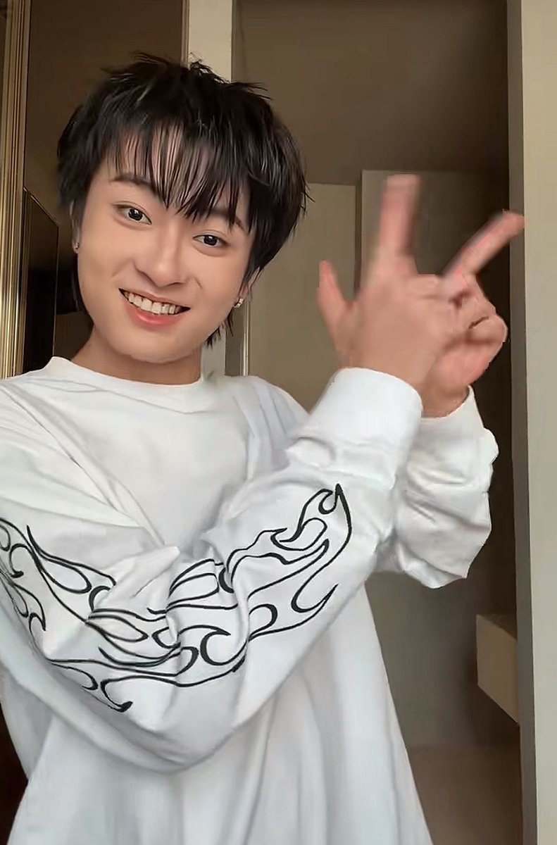 catOrange_F's tweet photo. ตั้งใจ อวดเสื้อ แน่ๆ 🤭🤭🤭

#ท่านโปรดคลื่น | #theewave https://t.co/jQ6pWCGXi5