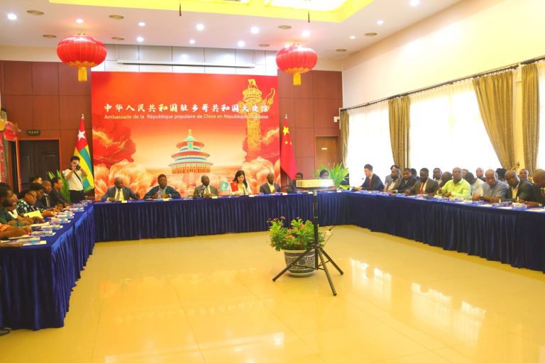UnirTgOfficiel's tweet photo. Le parti UNIR et le Parti communiste chinois renforcent leur coopération à travers un colloque dédié à la jeunesse, à la gouvernance et au développement. 

Découvrez les temps forts de cette rencontre. 👇

https://t.co/7IHs4XFjoJ

#UNIR #JeunesseUNIR #Chine https://t.co/bkh75Zs2n7