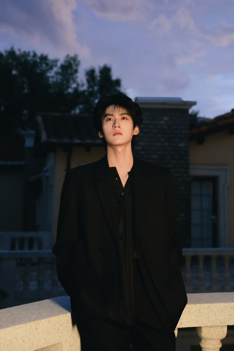 yezieun's tweet photo. MAHA DAHSYAT ZHOU KEYU DENGAN KEMEJA HITAM https://t.co/7dTlGNLIll