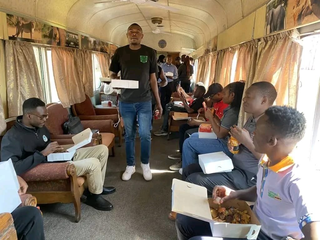 MadzivaNehemiah's tweet photo. Operation chitima chakaindepi @nickmangwana .We need new leaders !!😇🤣🤣🤣 https://t.co/b5YZh4mibR