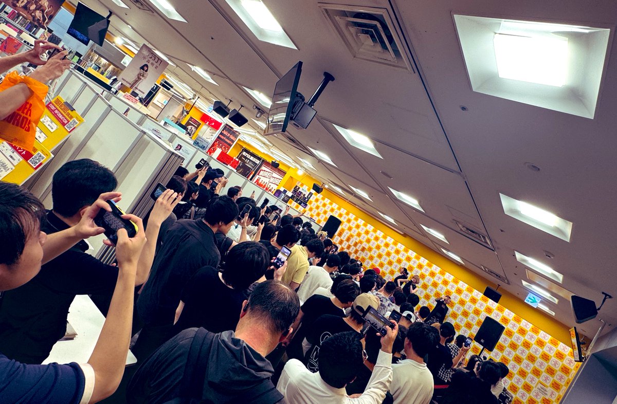 thogo777's tweet photo. 白瀬あかり『Flavor』リリイベ 
inタワレコ新宿店 ミニライブ終了！

今から特典会です。
平日なのに多数ご来場ありがとうございます。 https://t.co/6Swz7VSiGn