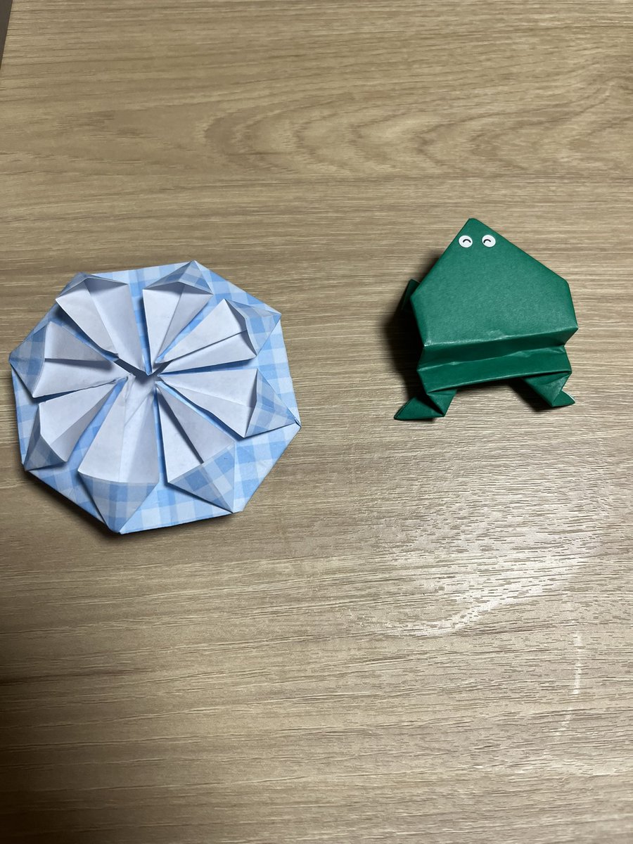 shiraiend's tweet photo. 大学の講義で折り紙をおりました。
小さいころに折り紙をやっていなくて折るのがとても難しかったです。
友達と折り紙を交換したのですが、工夫が人それぞれ違ってたのしい時間でした。
これからいろいろな折り紙を折っていきたいと思います。 https://t.co/3g2tSL2LOy