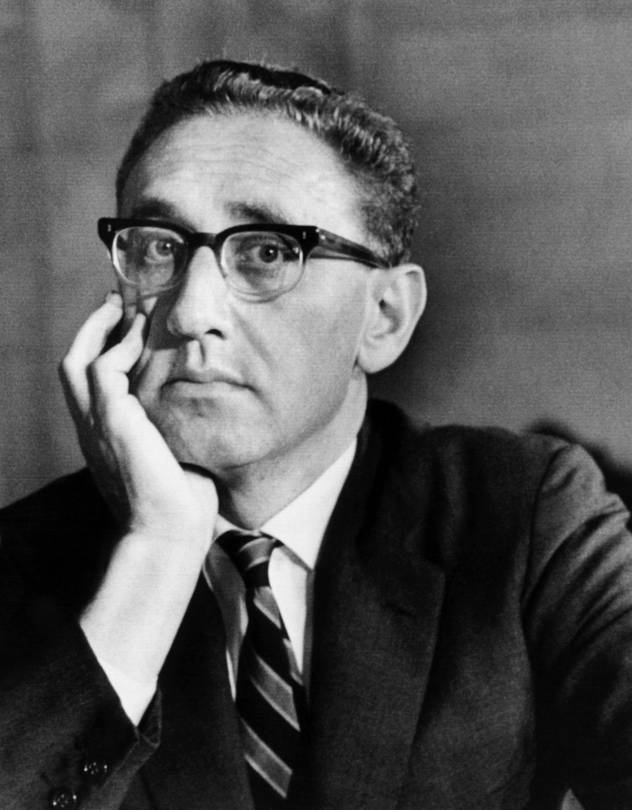 rofarias's tweet photo. Em 1962, enquanto o Brasil jogava a Copa no Chile, Henry Kissinger atravessava o país tentando decifrar outra partida: a disputa pelo futuro da democracia brasileira. Artigo assinado por Luís Cláudio Villafañe e por mim na @revistapiaui:
https://t.co/lx8GXf5jMC https://t.co/Vvg2xBCIdW