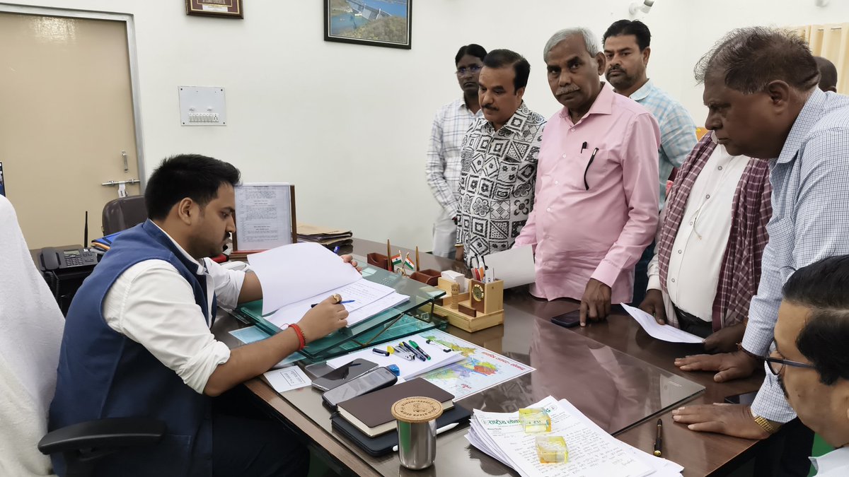 DmSonbhadra's tweet photo. आज कलेक्ट्रेट कार्यालय कक्ष में जन सुनवाई के दौरान आमजन की समस्याओं क़ो गंभीरतापूर्वक सुना एवं सर्वोच्च प्राथमिकता के आधार पर जन समस्याओं को निर्धारित समय में व गुणवतापूर्ण निस्तारित करने के निर्देश संबंधित अधिकारियों को दिया गया। @gaur_charchit @CMOfficeUP  @ChiefSecyUP https://t.co/iPFxKkmjOf