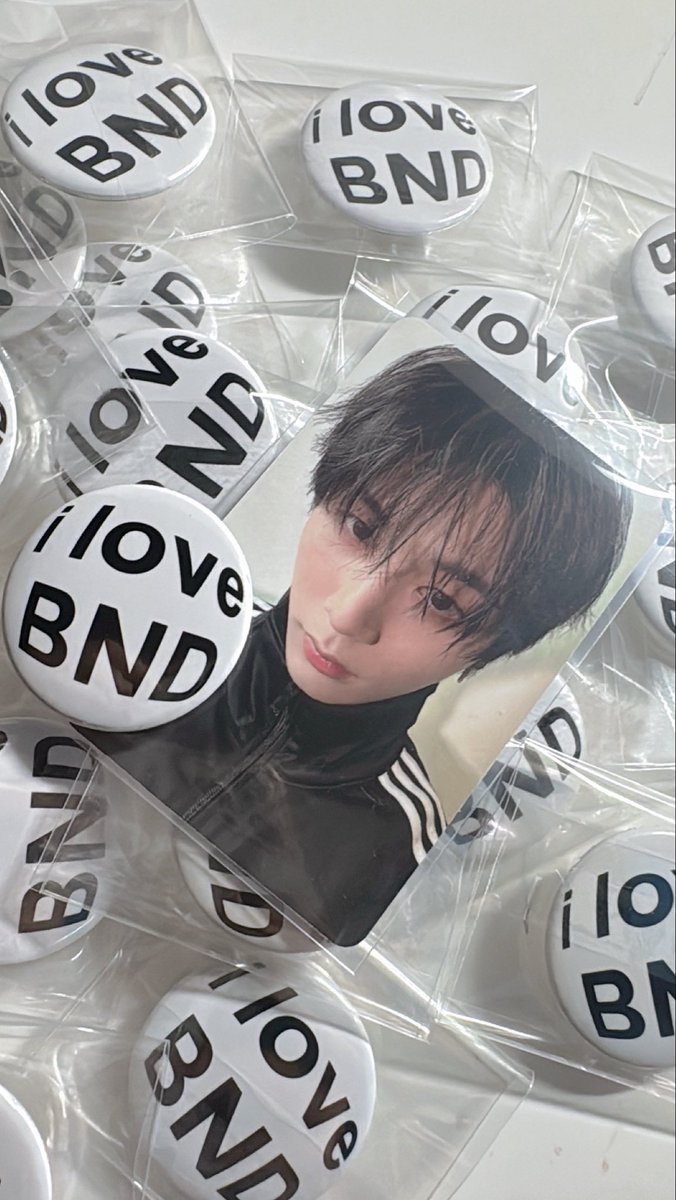 07OOung's tweet photo. 핀버튼이 왓고…. 생각보다 귀여워서 놀라움 https://t.co/k2TwRe7JMy
