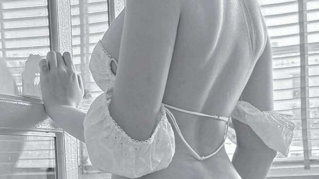 amourenity's tweet photo. A tender sweetness of summer; it wraps around me in soft light and warm air carrying a quiet beauty that lingers in every breath I take, I’m falling deeper into its golden rhythm where time slows and every moment feels like something worth holding onto. https://t.co/xPTyB7h1C2