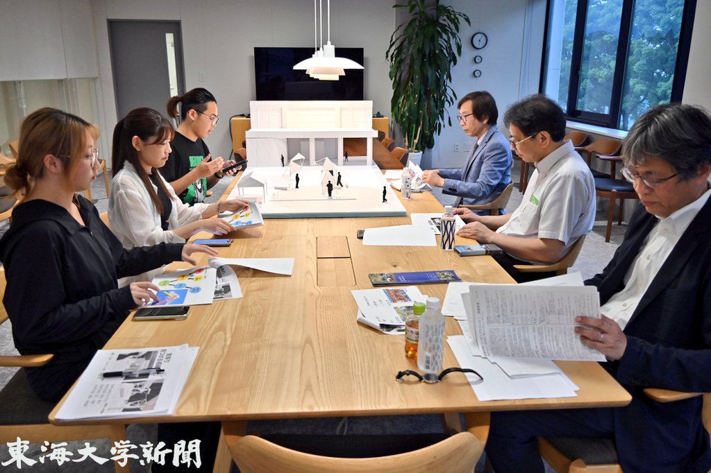 TokaiNewsPress's tweet photo. 建築都市学部パビリオンプロジェクトの最終プレゼンテーションが行われ、木村英樹学長、松前記念館の水島久光館長による審査で最優秀賞が決定しました✨今年度は「集う/マグネットプレイス」をテーマに、１年生がグループごとに20分の１サイズの模型を制作。最優秀賞作品は、建学祭に合わせて松前記念館前の広場に設置されます🌱