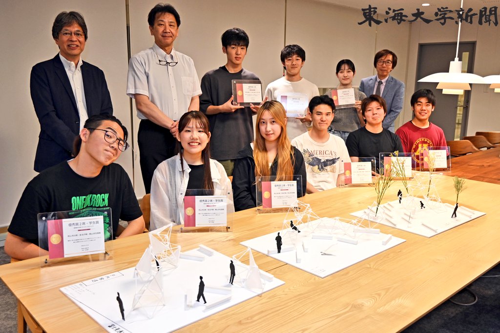 TokaiNewsPress's tweet photo. 建築都市学部パビリオンプロジェクトの最終プレゼンテーションが行われ、木村英樹学長、松前記念館の水島久光館長による審査で最優秀賞が決定しました✨今年度は「集う/マグネットプレイス」をテーマに、１年生がグループごとに20分の１サイズの模型を制作。最優秀賞作品は、建学祭に合わせて松前記念館前の広場に設置されます🌱