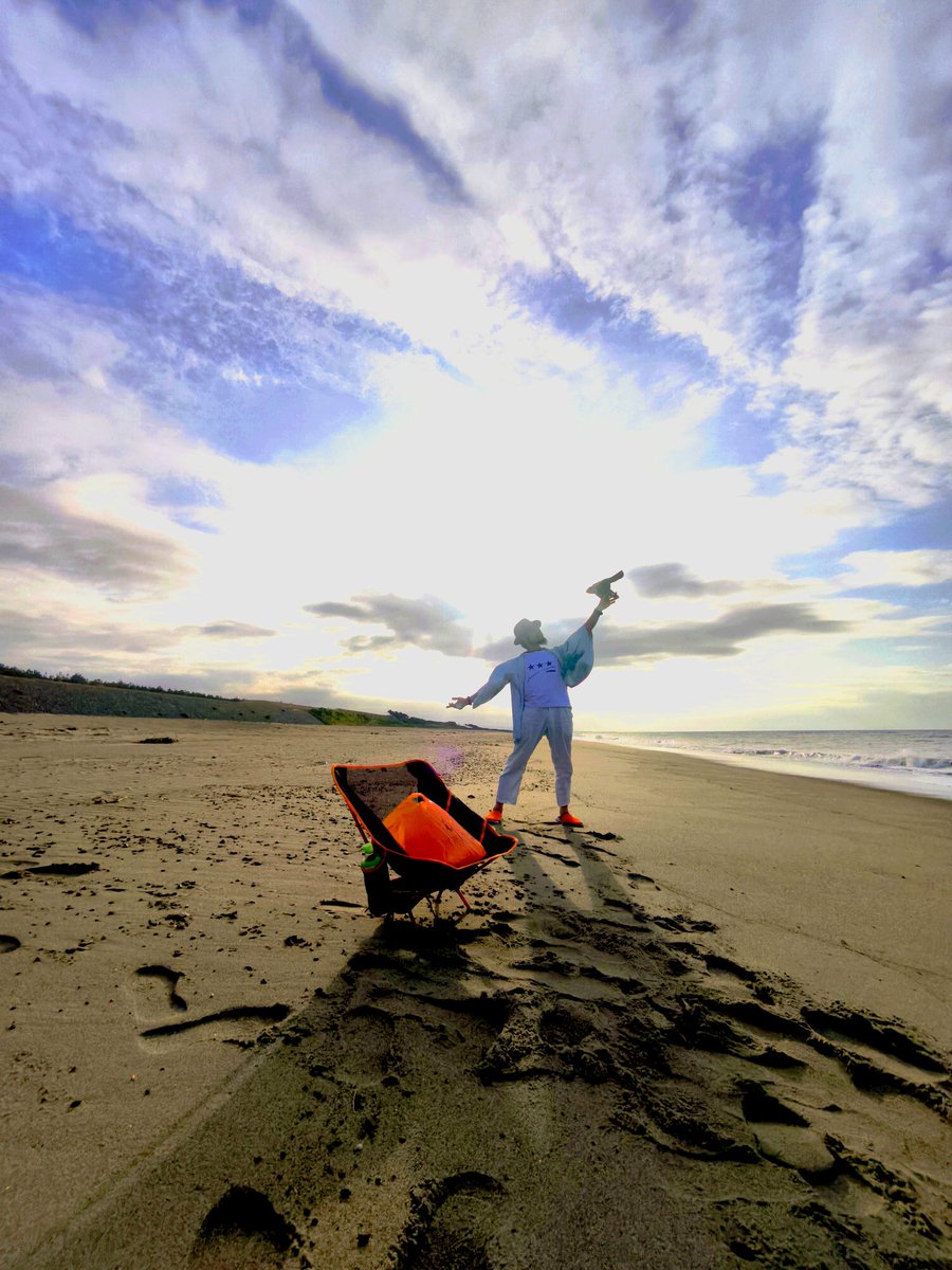 GToubako's tweet photo. @GACKT 様々なジャンルの椅子がありますが、GACKT様はデスクチェア部門ばかり探されているようなので、長時間座ることを前提として創られたアウトドア系チェア部門の椅子を探されてはいかがでしょうか？！
夜の海を眺めていたら朝日が迎えに来てくれました🌅 #織田デステニー信長楽陶　#超一流陶芸家　#ファン https://t.co/cTTVL5NBke