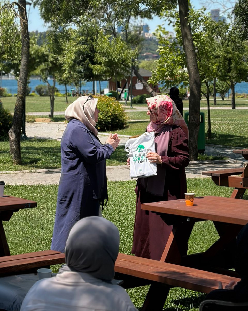 cekud's tweet photo. Gençlerle birlikte minderlerimizi ve kitaplarımızı aldık, rotamızı doğaya çevirdik.

ÇEKUD MİKAKİ buluşmasında ağaçların gölgesinde hem kitap okuduk hem de harika dostluklar kurduk. Doğanın güzelliklerini koruyan tüm genç katılımcılarımıza teşekkür ederiz.

#ÇEKUD https://t.co/uBxdCpfjik