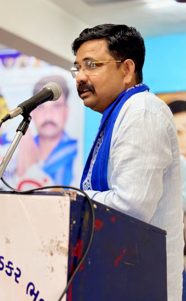 VinayRatanSingh's tweet photo. आज गुजरात के वडोदरा में भीम आर्मी भारत एकता मिशन का कार्यकर्ता सम्मेलन सफलतापूर्वक संपन्न हुआ। इस सम्मेलन में संगठन की मजबूती, सामाजिक न्याय, संविधान की रक्षा और बहुजन समाज के अधिकारों को लेकर सार्थक चर्चा हुई। सभी साथियों के उत्साह, समर्पण और एकजुटता ने यह विश्वास और मजबूत किया कि हम बाबा साहेब के विचारों को जन-जन तक पहुँचाने और समाज के हितों की रक्षा के लिए निरंतर संघर्षरत रहेंगे।
जय भीम! जय संविधान! 💙🙏