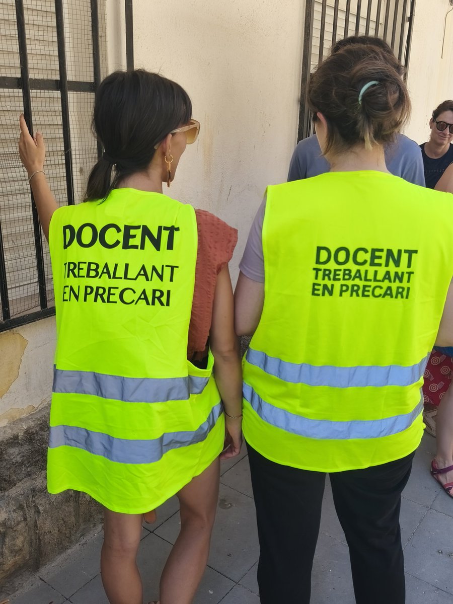 SindiVivendaZN's tweet photo. Ens han acompanyat docents del IES Virgen del Remedio que han acudit per donar suport a una alumna de 1r d'ESO que anava a ser desnonada junt amb la seua família https://t.co/wWe6HkBT7h