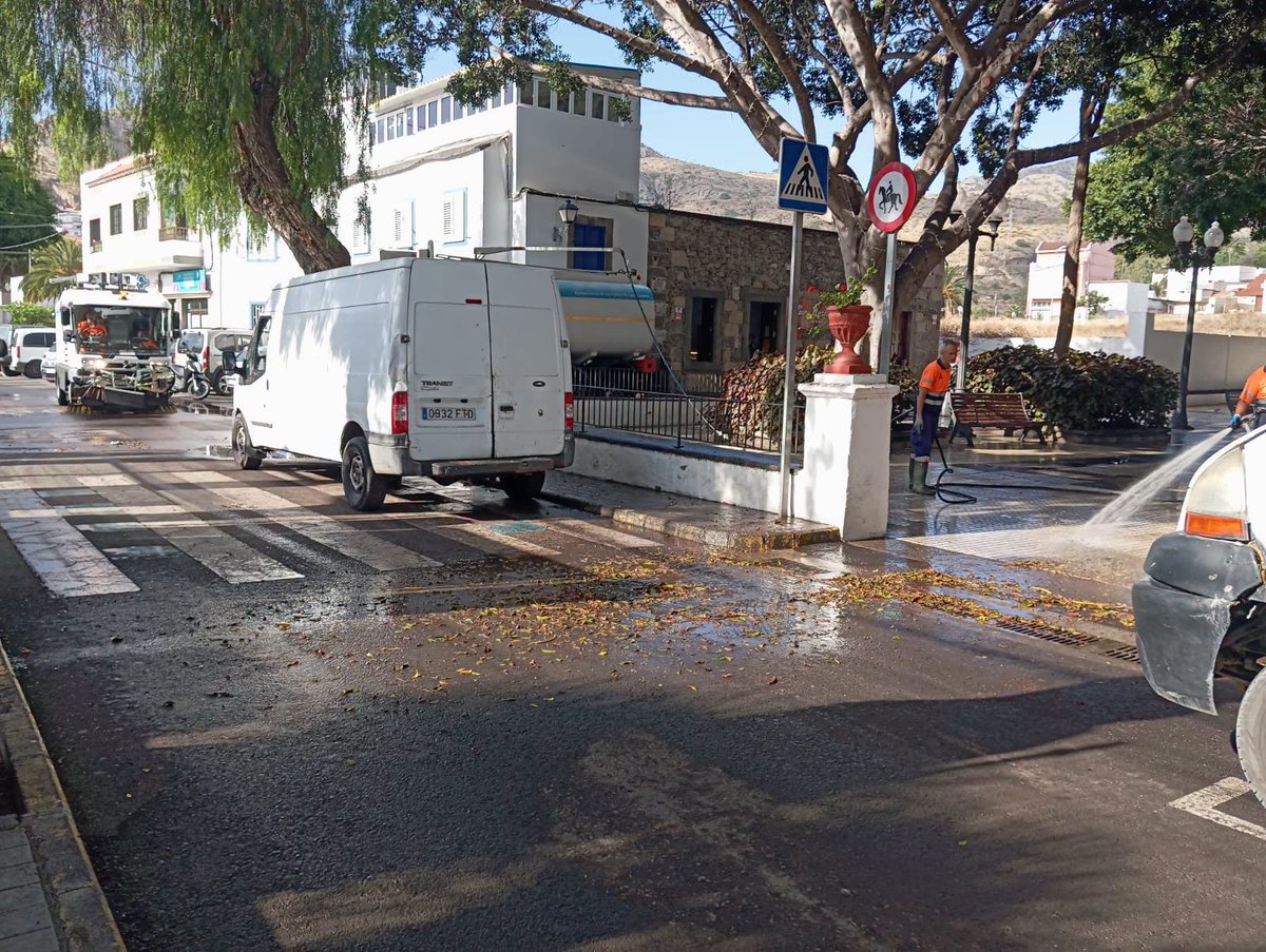 LimpiezaLPGC's tweet photo. LIMPIEZAS ESPECIALES
Actuaciones especiales de limpieza, desbrozado de hierbas (manual y mecanizado), retirada de vertidos ilegales de #trastos, #escombros y #poda y desinfección en San Lorenzo. 2ª actuación. https://t.co/7XVuOa7JH4