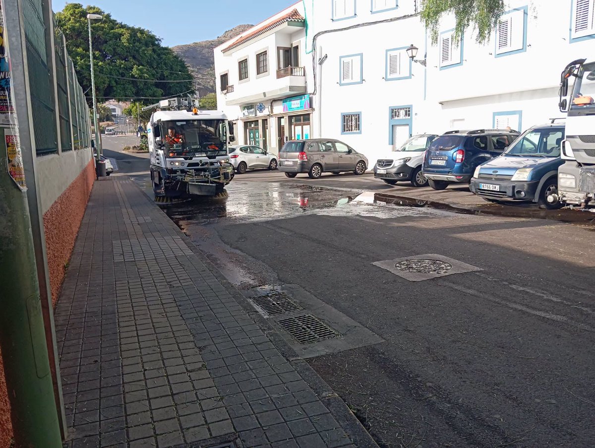 LimpiezaLPGC's tweet photo. LIMPIEZAS ESPECIALES
Actuaciones especiales de limpieza, desbrozado de hierbas (manual y mecanizado), retirada de vertidos ilegales de #trastos, #escombros y #poda y desinfección en San Lorenzo. 2ª actuación. https://t.co/7XVuOa7JH4