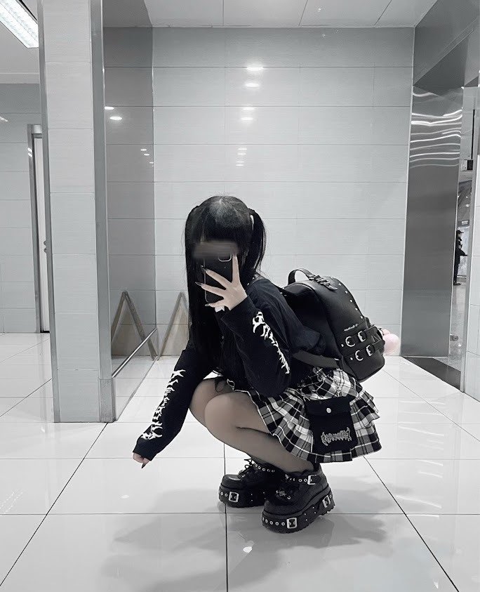 sscll6's tweet photo. こんな服滅多に着ないけど https://t.co/5yDM7pbamC