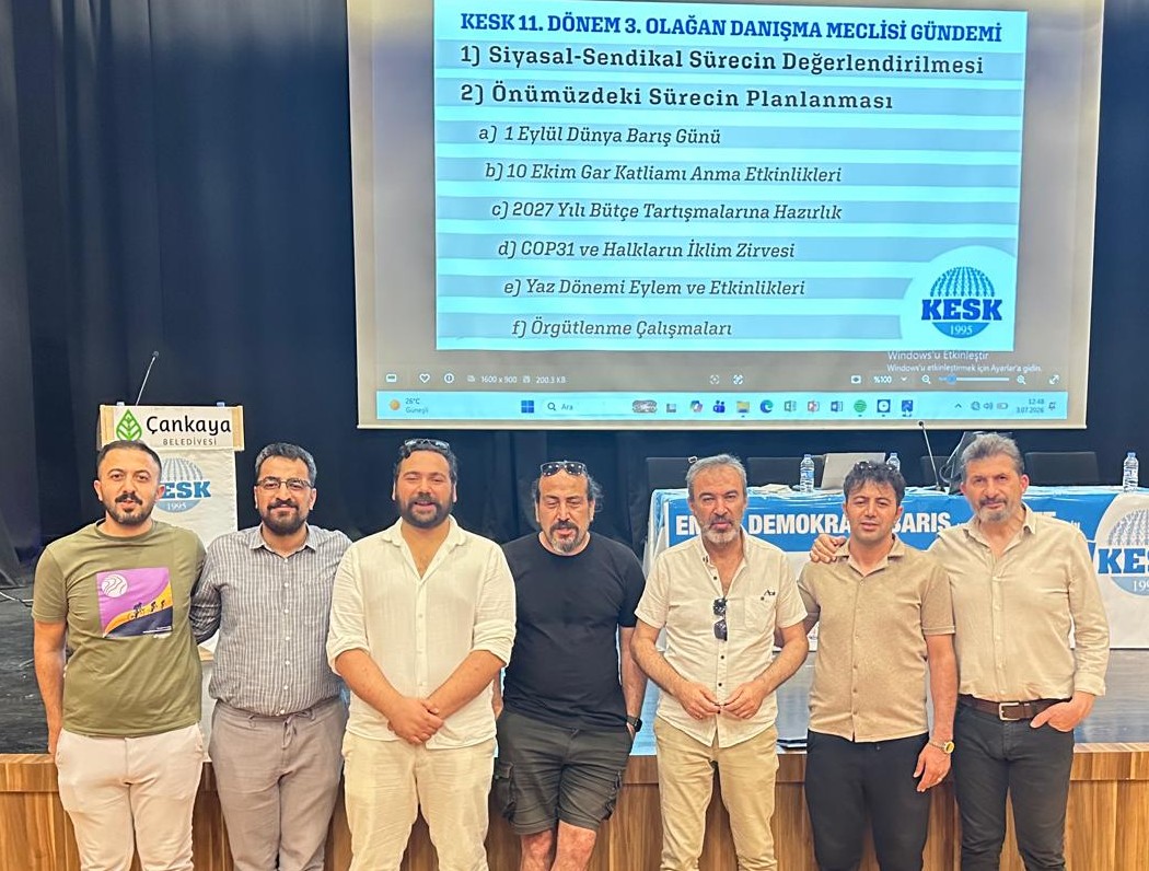 BTSGENELMERKEZ's tweet photo. Konfederasyonumuz KESK 11.Dönem 3.Olağan Danışma Meclisi Toplantısı Başladı!
Konfederasyonumuz KESK 11.Dönem 3.Olağan Danışma Meclisi toplantısı 2 Temmuz Sivas Katliamı’nda yitirdiklerimiz ile emek, demokrasi ve barış mücadelesinde kaybettiklerimizin anısına saygı duruşuyla başladı.
Sendikamız Merkez Yürütme Kurulu üyeleri ile Şube Başkanı ve Şube Yürütme Kurulu üyelerimizin katıldığı Danışma Meclisi toplantısı Konfederasyonumuz Eş Genel Başkanı Ahmet Karagöz’ün siyasal-sendikal süreç ve çalışma yaşamı değerlendirmesinin ardından önümüzde dönemin planlanmasıyla devam ediyor.

Yaşasın KESK!
Yaşasın Örgütlü Mücadelemiz!