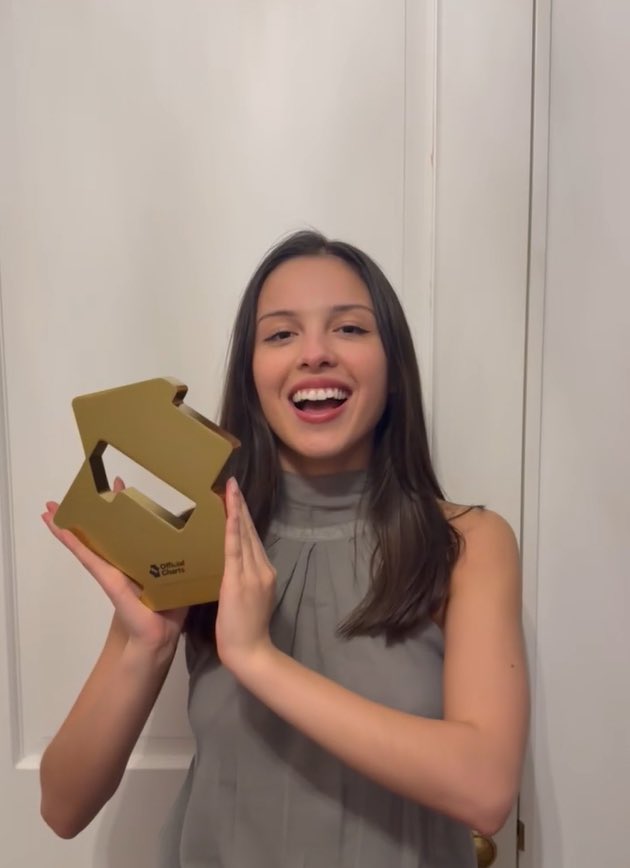 LoveOliRod's tweet photo. Meanwhile Olivia: https://t.co/BGSujHujZL