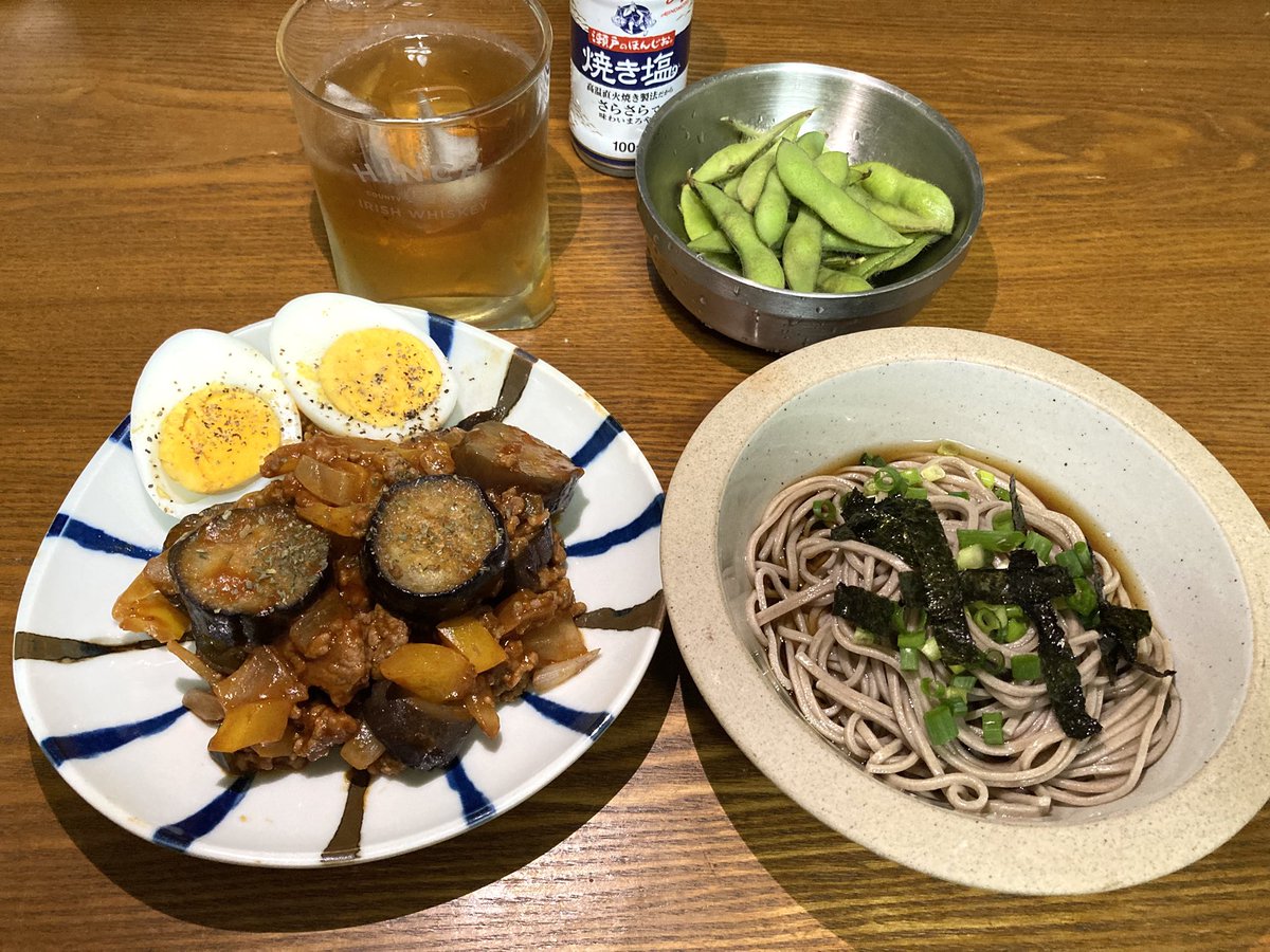 abu_harooo's tweet photo. なすのボロネーゼ
冷やし蕎麦

トマト缶あると一気に料理できる人みたいな気分になる。
ナス入れて煮込んでるだけなのに、それっぽくなるのいいね🫣
 #晩ごはん https://t.co/4SuaVqIbCR