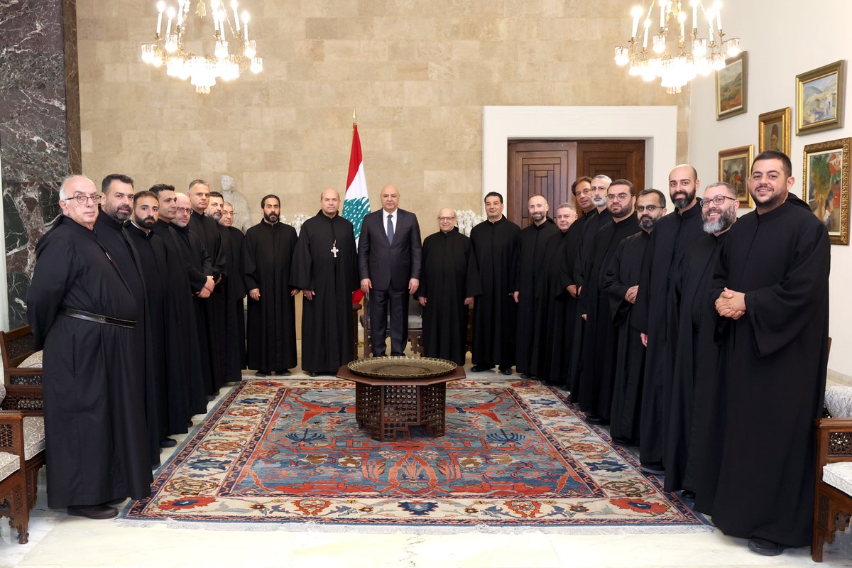 LBpresidency's tweet photo. الرئيس جوزاف عون استقبل وفود��ً من رابطة جامعات لبنان ونقابة أطباء لبنان والرهبانية اللبنانية المارونية:

- صيغة الاطار لا تشرّع بقاء الاحتلال الاسرائيلي في لبنان بل تنص على تمكين الجيش اللبناني لبسط سيطرته على كامل الأراضي اللبنانية
- قرارنا السيادي بفصل مسارنا عن المسار الإيراني-الأميركي هو مشكلة البعض الذي إعتاد على ان يكون تحت وصاية تتحكم بنا وتقرر عنا وتفاوض علينا
- نحن بلد ديمقراطي يحترم حرية الرأي ولكن هناك خطوط حمراء لا يجوز تجاوزها كالسعي الى الفتنة او اسقاط الحكومة في الشارع
- القوة ليست في القدرة على خوض الحرب او تأمين إستمرايتها بل بش��اعة إنهائها من خلال التفاوض الذي هو معركة من دون إراقة دماء
- ما من احد يشكك بدور الجيش وهو سوف يتحمل مسؤولياته كاملة في تحقيق الامن والاستقرار في الجنوب بعد انسحاب القوات الإسرائيلية.

- رئيس "تجمّع جامعات لبنان" الدكتور الياس الوراق: خلاص الوطن يأتي من ارادة ابنائه، ويبقى رجاؤنا في تفانيكم في خدمة هذا الوطن من موقع رئاسته كما كنتم متفانين في خدمته من موقع قيادة الجيش.
- الرئيس العام للرهبانية المارونية اللبنانية الاباتي هادي محفوظ: نحن إلى جانبكم في سعيكم لقيادة بلدنا في مسار مجيد يعكس مسار التقهقر والحرب والخراب والتشلع.