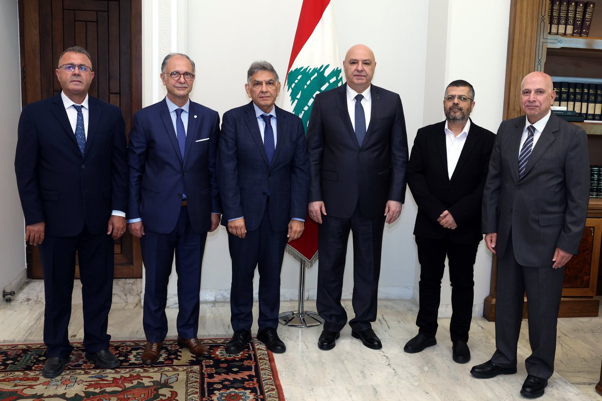LBpresidency's tweet photo. الرئيس جوزاف عون استقبل وفود��ً من رابطة جامعات لبنان ونقابة أطباء لبنان والرهبانية اللبنانية المارونية:

- صيغة الاطار لا تشرّع بقاء الاحتلال الاسرائيلي في لبنان بل تنص على تمكين الجيش اللبناني لبسط سيطرته على كامل الأراضي اللبنانية
- قرارنا السيادي بفصل مسارنا عن المسار الإيراني-الأميركي هو مشكلة البعض الذي إعتاد على ان يكون تحت وصاية تتحكم بنا وتقرر عنا وتفاوض علينا
- نحن بلد ديمقراطي يحترم حرية الرأي ولكن هناك خطوط حمراء لا يجوز تجاوزها كالسعي الى الفتنة او اسقاط الحكومة في الشارع
- القوة ليست في القدرة على خوض الحرب او تأمين إستمرايتها بل بش��اعة إنهائها من خلال التفاوض الذي هو معركة من دون إراقة دماء
- ما من احد يشكك بدور الجيش وهو سوف يتحمل مسؤولياته كاملة في تحقيق الامن والاستقرار في الجنوب بعد انسحاب القوات الإسرائيلية.

- رئيس "تجمّع جامعات لبنان" الدكتور الياس الوراق: خلاص الوطن يأتي من ارادة ابنائه، ويبقى رجاؤنا في تفانيكم في خدمة هذا الوطن من موقع رئاسته كما كنتم متفانين في خدمته من موقع قيادة الجيش.
- الرئيس العام للرهبانية المارونية اللبنانية الاباتي هادي محفوظ: نحن إلى جانبكم في سعيكم لقيادة بلدنا في مسار مجيد يعكس مسار التقهقر والحرب والخراب والتشلع.