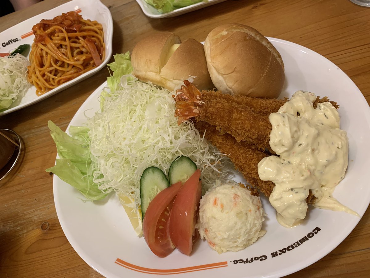miruandcoco's tweet photo. 友人とコメダなう😋
こんなの初めて注文した(笑)
エビフライ大好き🫶🏻 https://t.co/LWvRp0AMfI