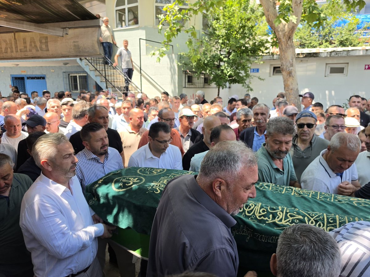 ma_balikesir's tweet photo. Karesi Yıldırım Mahallesi Muhtarımız Ömer Aktaş’ı son yolculuğuna dualarla uğurladık. Merhuma Yüce Allah’tan rahmet, yakınlarına ve tüm sevenlerine sabırlar diliyoruz. Mekanı cennet makamı âli olsun inşallah. https://t.co/LRSlNfb4ES