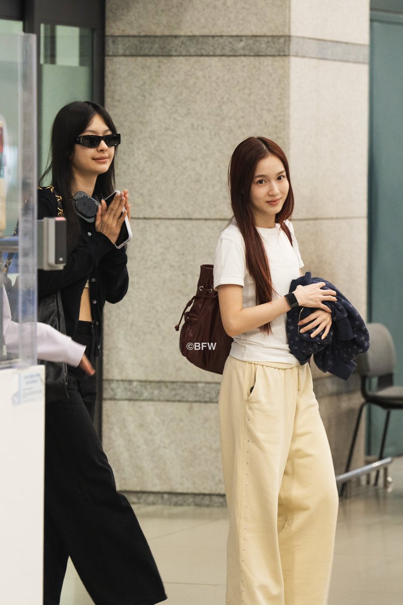BuyerForWorld's tweet photo. 260703 인천 입국

#GirlRulesFMinSeoul 
#MilkLove #Milkpansa #Loverruck https://t.co/O8uwcj3Wsk